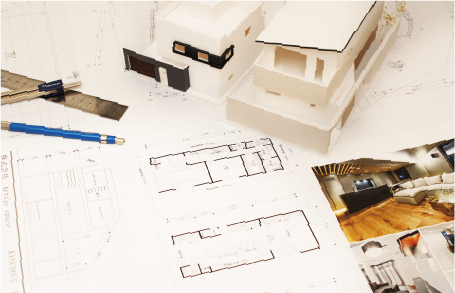 建築設計図面と模型が並んでいる